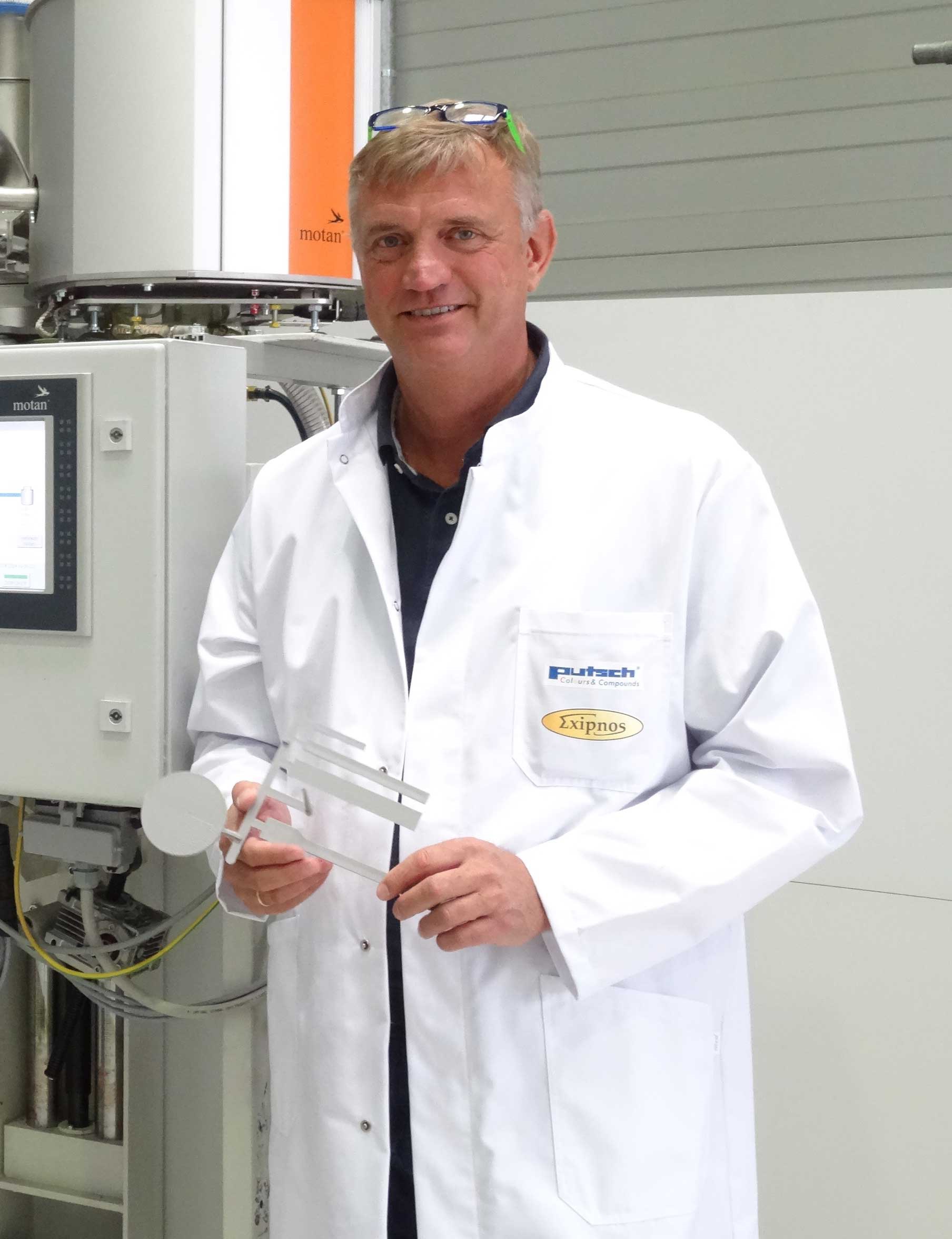 Peter Putsch, Geschäftsfrüher der Exipnos GmbH steht im Portrait vor einer DCIM-Einheit