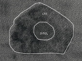 Hochaufgelöst abgebildete Nanostruktur einer LAS-Glaskeramik: Aufwachsen eines LAS-Kristalls auf einen ZrTiO4-Keimkristal. Glaskeramik
