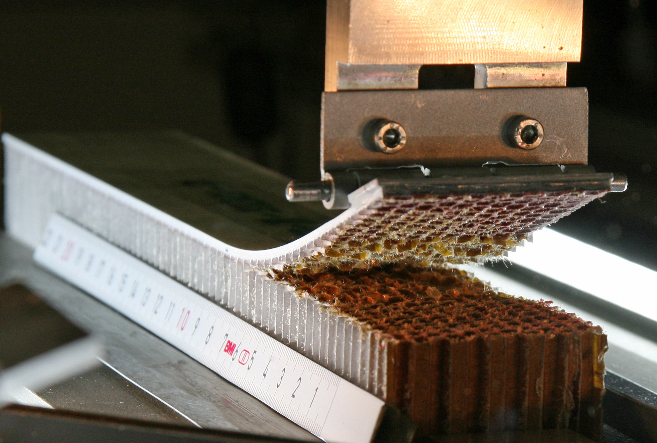 Belastungstest mit Sandwich-Wabenkern Wabenkern Testversuch