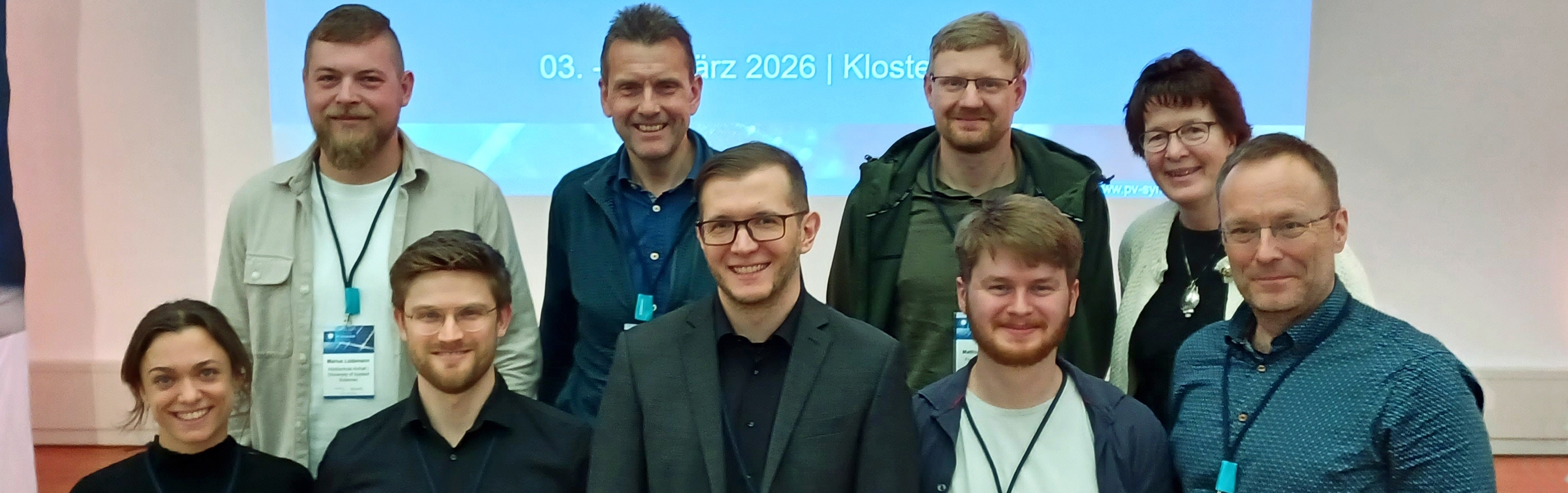 PV Symposium 2025 Best Poster David Daßler (vorne Mitte) mit dem Team des Fraunhofer CSP beim PV Symposium in Bad Staffelstein.
