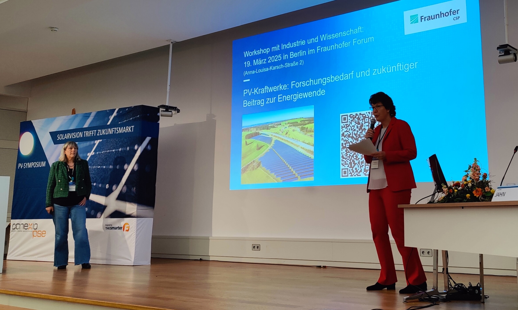 PV Symposium Zuverlässigkeit Ulrike Jahn (rechts) bei der Moderation der Session »Zuverlässigkeit von Dünnglas und Steckern in PV-Anlagen«.