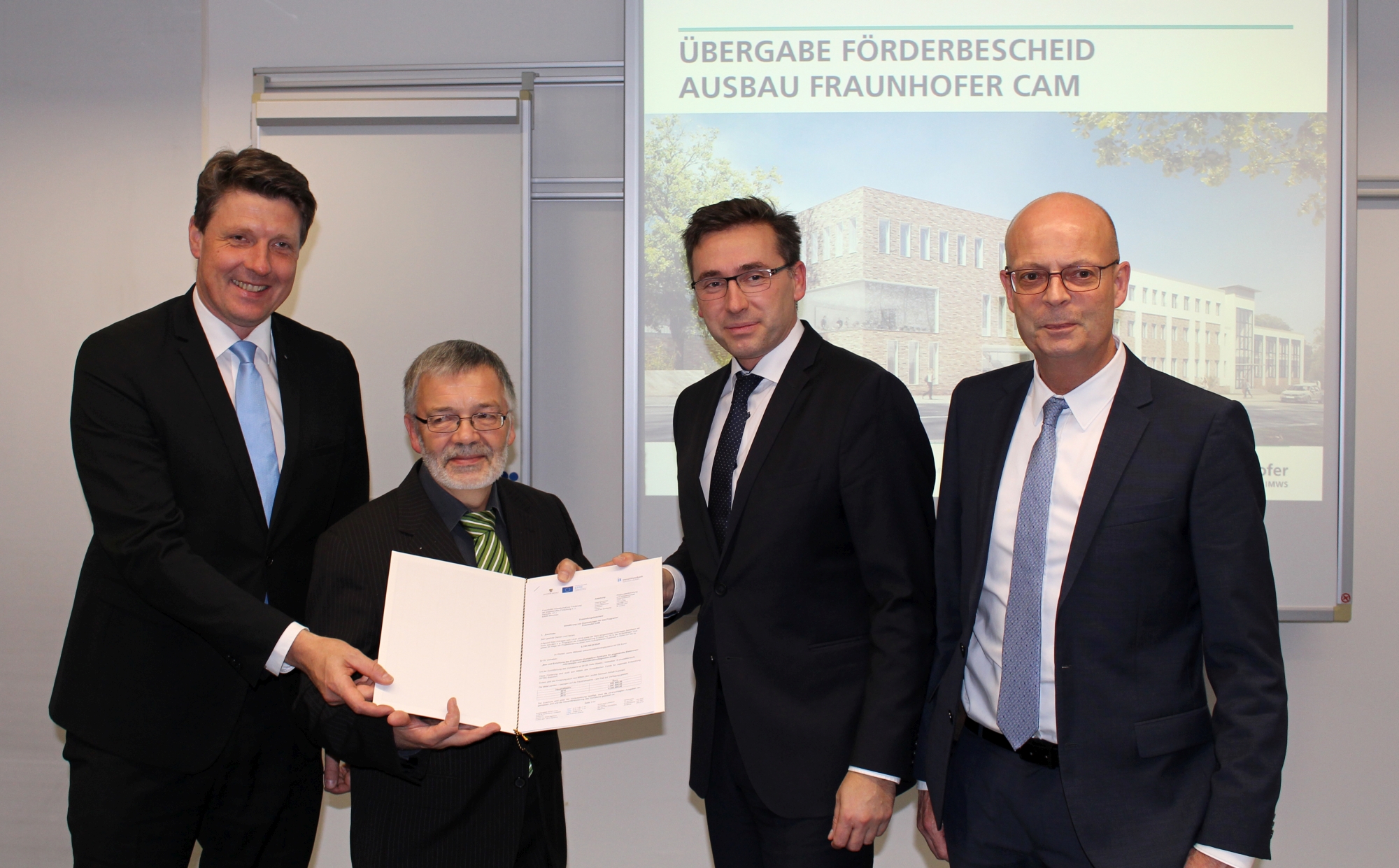 Erweiterung Fraunhofer CAM Finanzierung Ueberreichung Unterstuetzung Center fuer angewandte Mikrostrukturdiagnostik