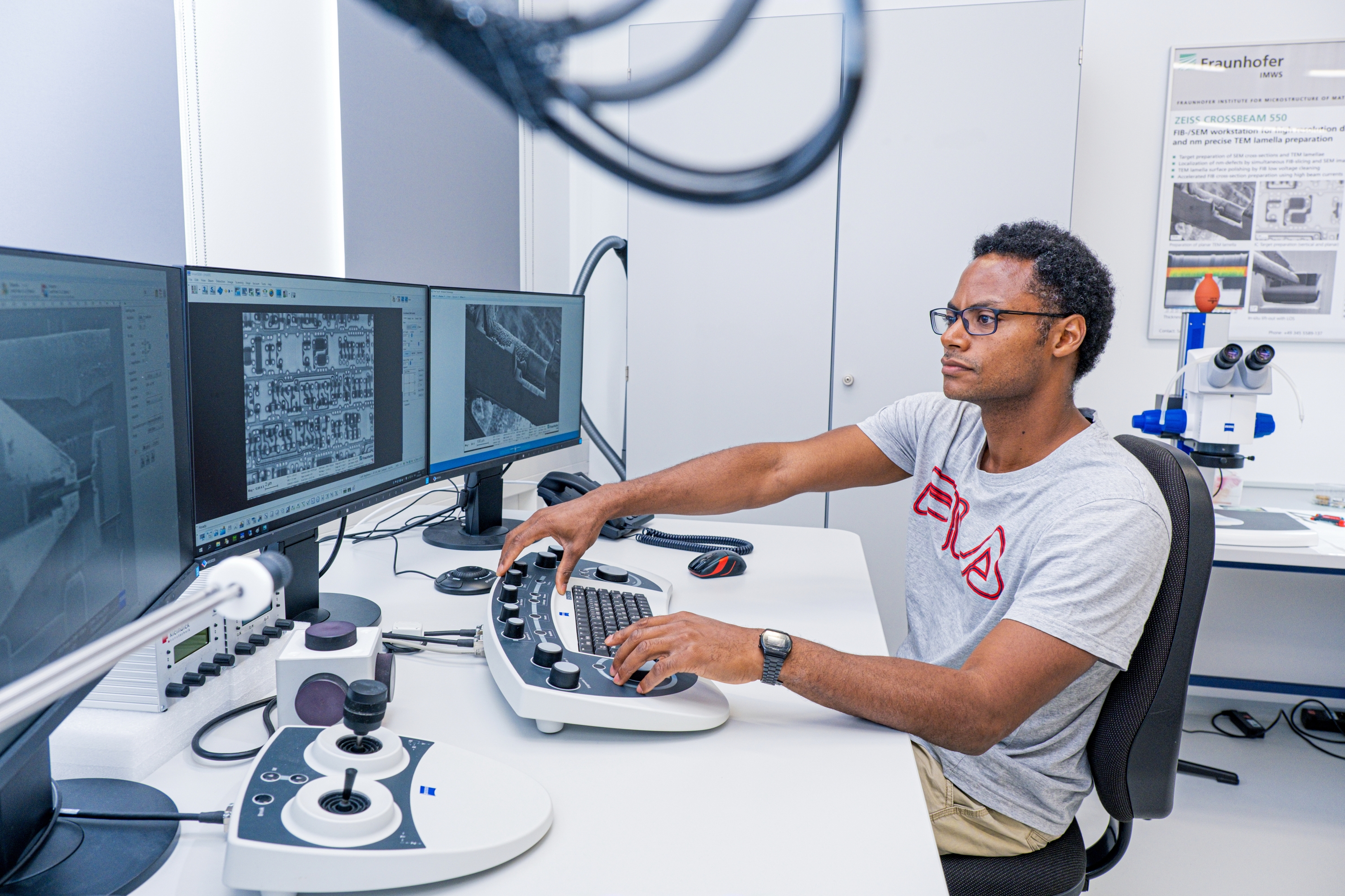 Arbeitsplatz im Elektronenmikroskopielabor