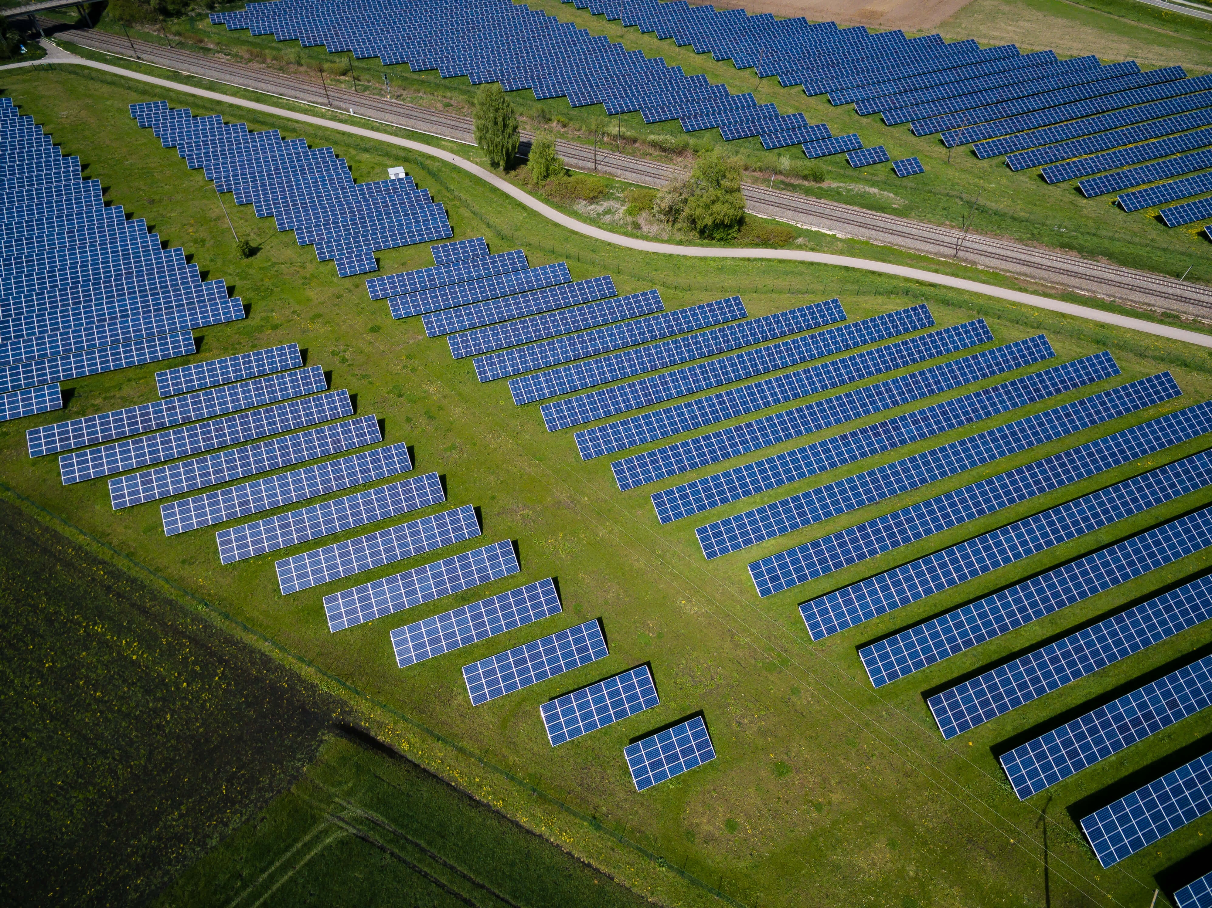 Rasenfläche mit Solarmodulen