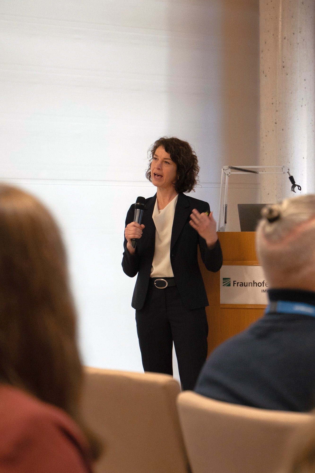 Nanobrücken 2025 Erica Lilleodden bei ihrem Grußwort zur Nanobrücken-Konferenz 2025