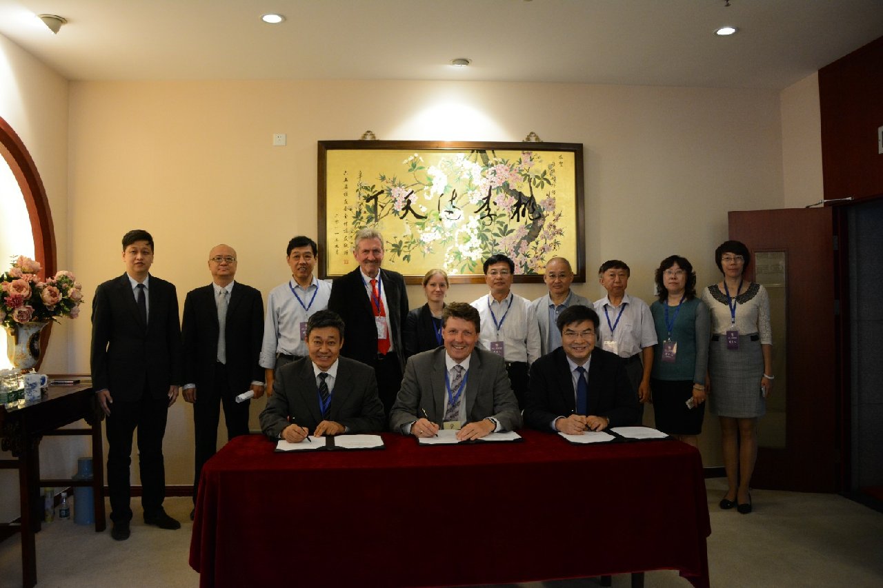 Prof. Zhanfeng Yang (the president of the BRIRE), Prof. Ralf Wehrspohn (director of the Fraunhofer IMWS) and Zhongxiu Zhao (the vice president of the UIBE, at the front from the left) sign the cooperation memorandum.